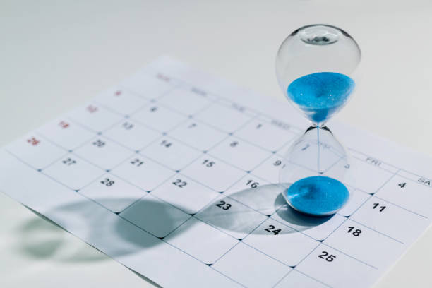 istock Calendar and hourglass on the table 1598569605