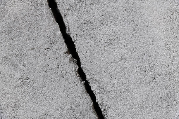 istock Gray concrete wall with crack 1598573470