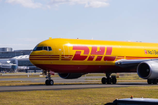 dhl aircraft - dhl airplane freight transportation boeing imagens e fotografias de stock