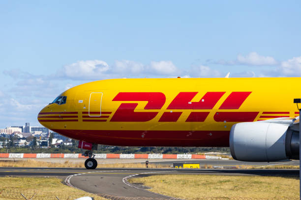 dhl の航空機 - dhl airplane freight transportation boeing ストックフォトと画像