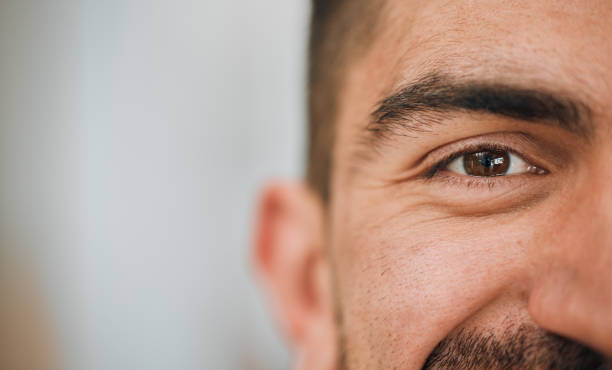 Happy, eyes and half portrait of man in office for career goals, vision and professional company. Startup, business and face closeup of male worker with smile for advertising, mockup and copy space feliz, ojos y medio retrato del hombre en el cargo para objetivos profesionales, visión y compañía profesional. inicio, negocio y primer plano de la cara de un trabajador masculino con una sonrisa para publicidad, maqueta y espacio de copia