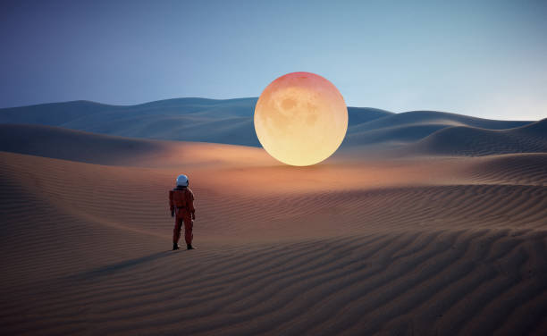 astronauta na pustyni patrząc na księżyc. sci fi i futurystyczna koncepcja. - protective suit obrazy zdjęcia i obrazy z banku zdjęć