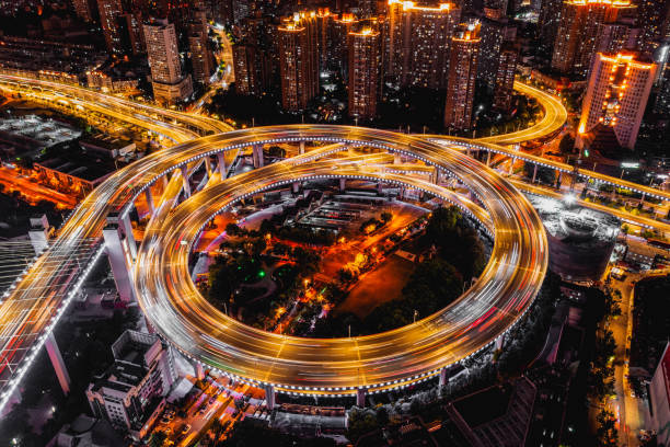 une vue plongeante du viaduc du pont nanpu de shanghai vue nocturne choquante - traffic roundabout photos et images de collection