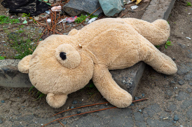 istock Large teddy bear thrown into the trash 1598779194