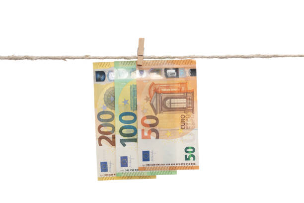 la moneta dell'unione europea appesa alla corda sfilacciata sta per rompersi - rope frayed separation effort foto e immagini stock
