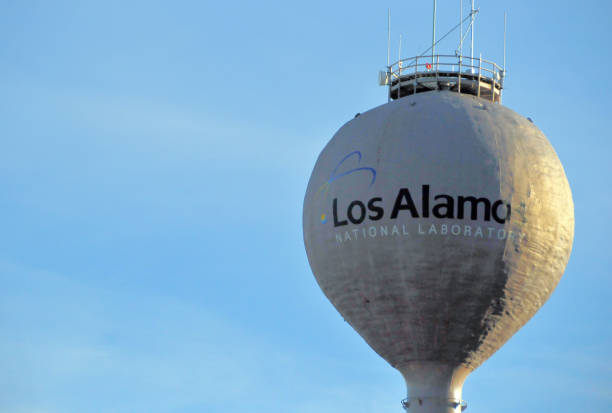 segno del los alamos national laboratory sulla torre dell'acqua - cielo blu, nm, usa - alamos foto e immagini stock