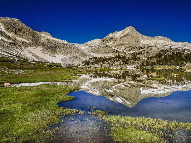mountains reflect in saddlebag lake, california - saddlebag imagens e fotografias de stock