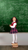 kleines-afroamerikanisches-kind-vor-riesiger-tafel.jpg?b=1&s=170x170&k=20&c=ptqvvMsDxdZws4N6Zgfp99wmDkeslHpegPRxN8Z9XlA=