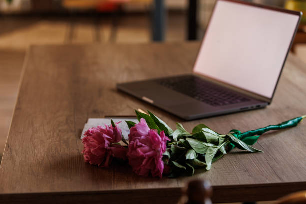 istock Taking inspiration online for writing a greeting card 1598970874