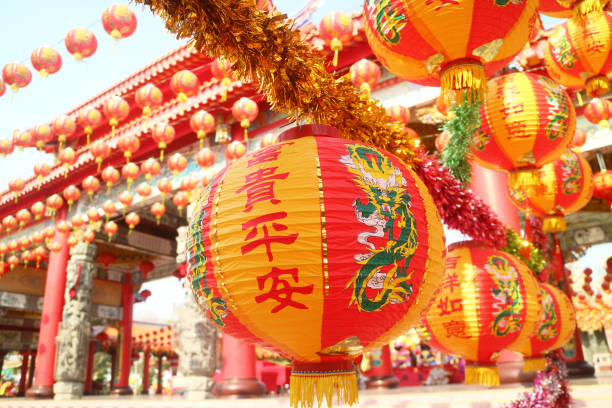 лунный новогодний подвесной фонарь с приветственными словами, означающими богатство и мир в китайском буддийском храме - celebration event abundance lantern traditional festival стоковые фото и изображения