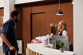 reisender-mit-hotelpersonal-in-der-lobby.jpg?b=1&s=170x170&k=20&c=DY3VMkpXhQ-lXt3q4fRTfxdkl5cx-6H7mlS9BHZ6x14=