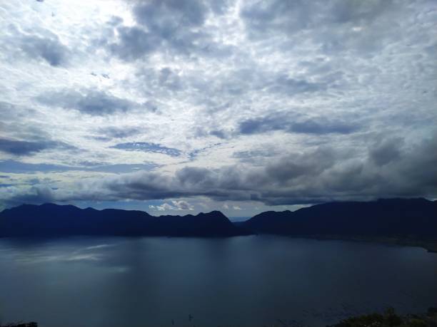 lago desde arriba - xero fotografías e imágenes de stock