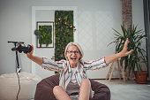 eine-reife-frau-spielt-gerne-videospiele.jpg?b=1&s=170x170&k=20&c=yFC4F6Vnd7h5p2E77lgkThZoPasTi8_mXXbM5qQNvuM=