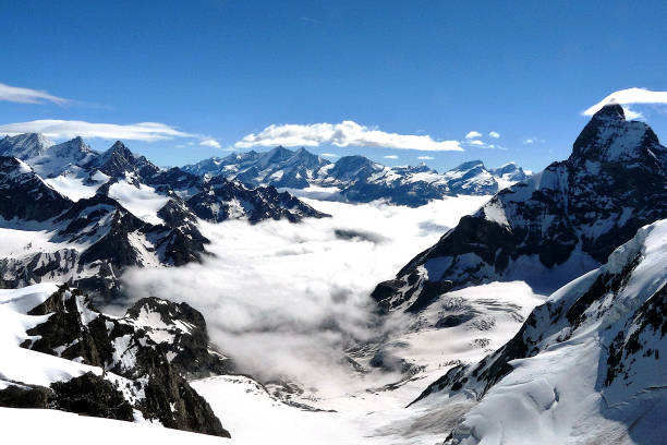 le cervin et les alpes suisses vus depuis la tête de valpelline - swisse photos et images de collection