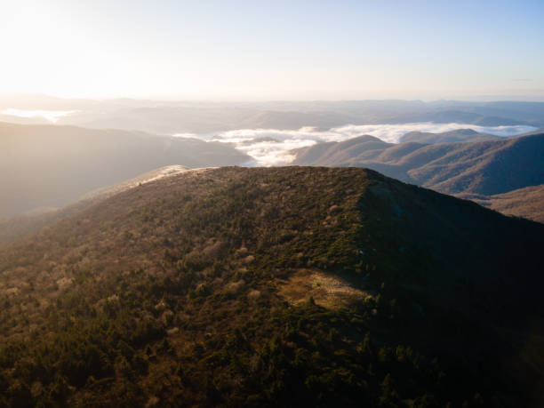 aerial view during golden hour over roan mountain in western north carolina - cherokee north carolina asheville blue ridge parkway imagens e fotografias de stock