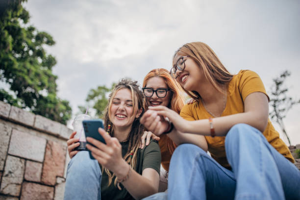 istock Young women friends 1599465076