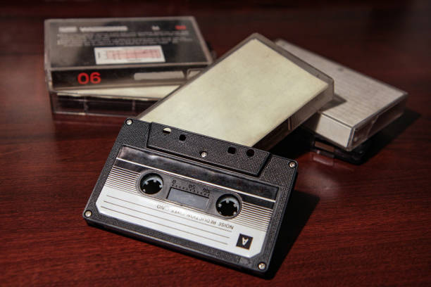 boîte de cassette vierge sur fond de vieille table en bois. boîtier de cassette vintage avec maquette de cassette rétro. modèle d’emballage transparent magnétique analogique en plastique. couvercle de boîte de mixtape. - collection furniture musical equipment packaging photos et images de collection