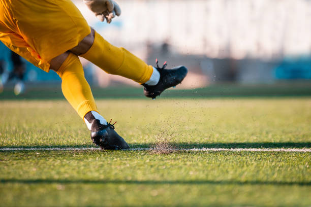 крупный план футбольного вратаря вбивает мяч в игру - kick off soccer player soccer kicking стоковые фото и изображения
