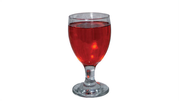 sirop de framboise qui est dans une tasse en verre. sirop rouge. isolé sur fond blanc. - editorial label man made material healthcare and medicine photos et images de collection