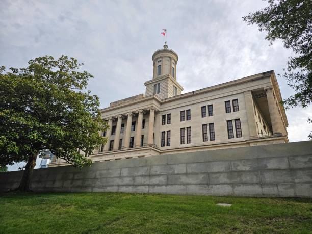 tennessee state capitol nashville centre-ville états-unis drapeaux - nashville tennessee state capitol building federal building photos et images de collection