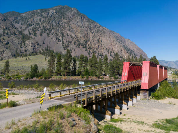 ashnola red covered bridge similkameen river british columbia paisagem - similkameen river - fotografias e filmes do acervo