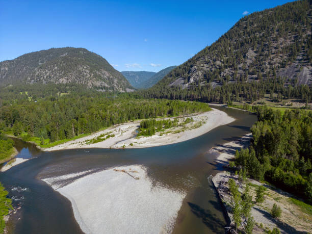 vista aérea do drone similkameen river british columbia canadá paisagem - similkameen river - fotografias e filmes do acervo