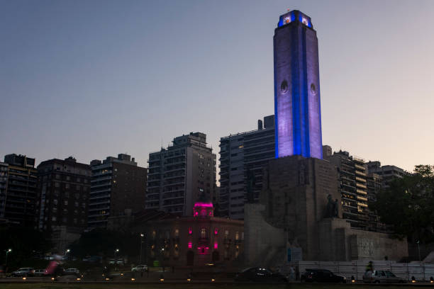 the blue hour of the sunset, from the argentine national flag park, general view of the monument and the city. on 1 august, 2023. - bandera imagens e fotografias de stock