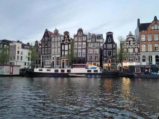 istock Canal houses 1599879473