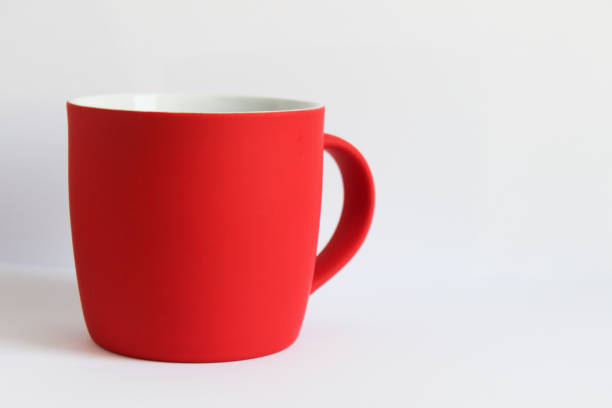 leere rote tasse isoliert auf weißem hintergrund, matte tee oder kaffeetasse, modell mit keramikbecher für heiße getränke, leere geschenkdruck branding vorlage, krug für design, platzierung für logo. - isolated on white breakfast cafe office stock-fotos und bilder