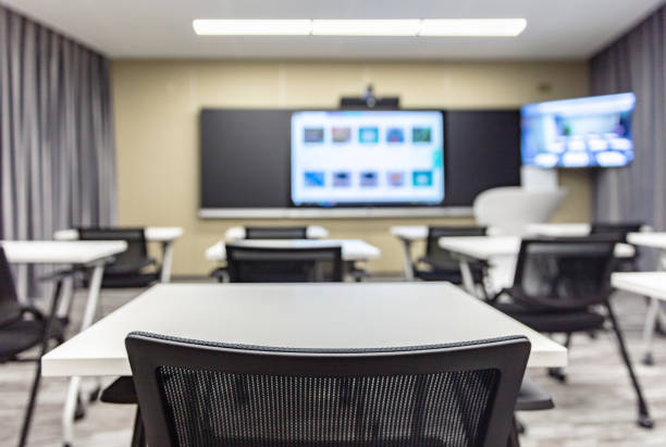 amplas salas de treinamento equipadas com equipamentos multimídia - computer lab computer training classroom - fotografias e filmes do acervo