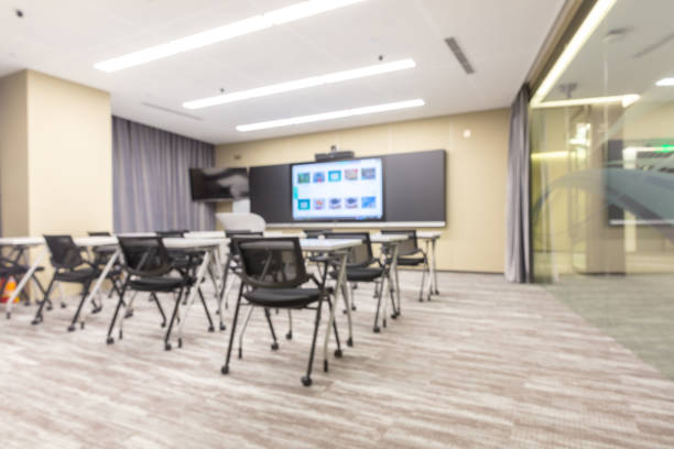 cadeiras limpas e telas multimídia em sala de aula de treinamento de estilo moderno - computer lab computer training classroom - fotografias e filmes do acervo