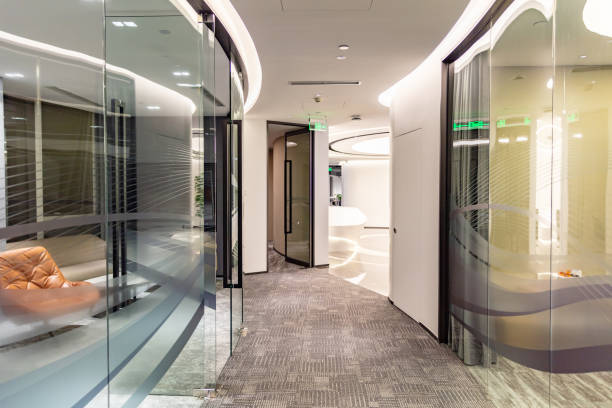 Curved corridor with glass partitions in modern building Curved corridor with glass partitions in modern building 抽象 stock pictures, royalty-free photos & images
