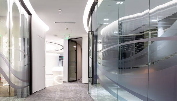 Curved corridor with glass partitions in modern building Curved corridor with glass partitions in modern building 抽象 stock pictures, royalty-free photos & images