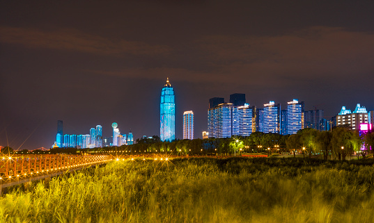 Watch the night scene of Hankou's brightly lit city at Jiangtan Park at night.