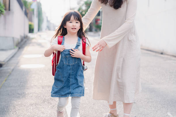 istock Mother picking up an elementary school girl 1600020076