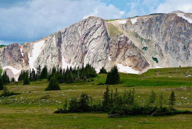 sugarloaf mountain, snowy range, 메디신 보우 국유림, 와이오밍 (미국) - natural landmark horizontal wyoming usa 뉴스 사진 이미지