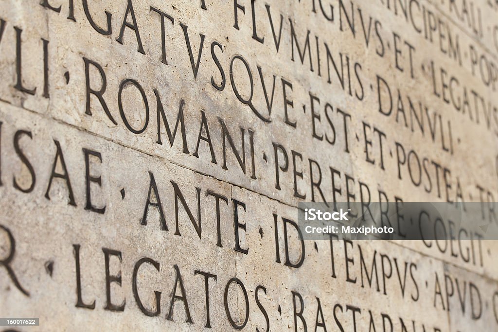 Gros plan sur les mots latine sculptées sur de de mur en marbre blanc monument - Photo de Antique libre de droits