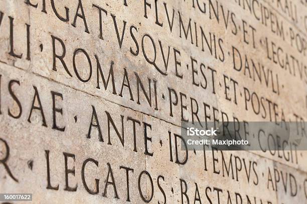 Photo libre de droit de Gros Plan Sur Les Mots Latine Sculptées Sur De De Mur En Marbre Blanc Monument banque d'images et plus d'images libres de droit de Antique