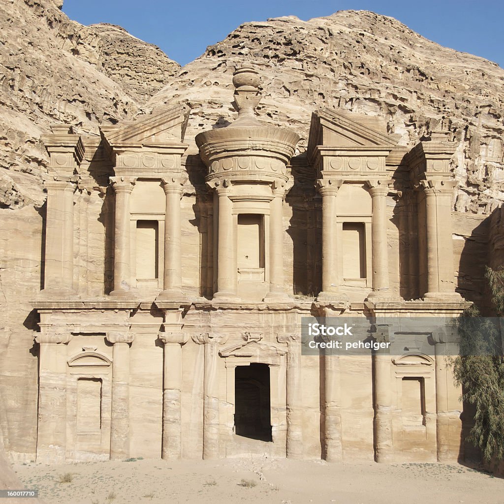 PETRA, EL MONASTERIO (ED-DEIR), JORDANIA - Foto de stock de Acantilado libre de derechos