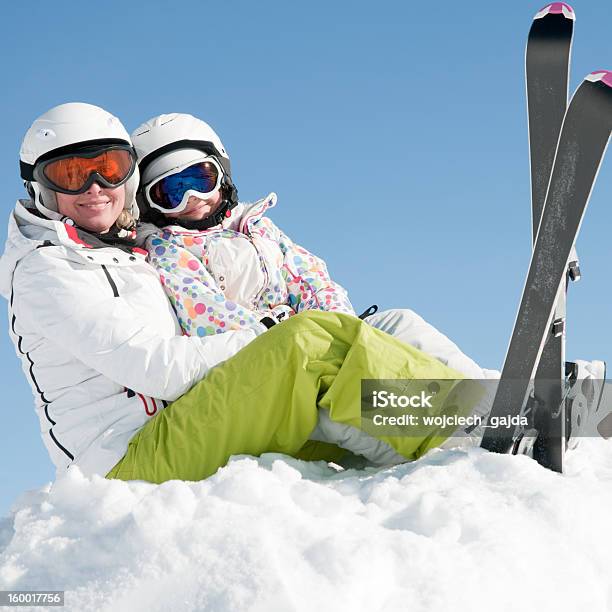 Happy Winterurlaub Stockfoto und mehr Bilder von Aktivitäten und Sport - Aktivitäten und Sport, Alleinerzieherin, Ausrüstung und Geräte