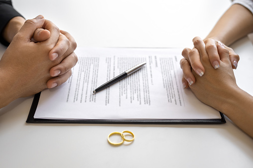 Divorce agreement and wedding rings
