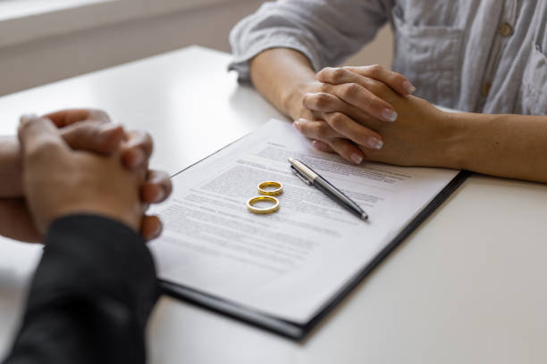 divorce agreement and wedding rings - divorce imagens e fotografias de stock