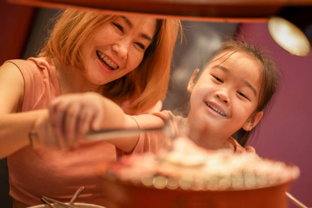 young asian mother and little daughter enjoying with yakiniku grill in korean restaurant - gourmet enjoyment food freshness imagens e fotografias de stock