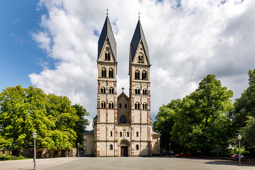 Basilika St. Kastor of basiliek van Saint Castor in Koblenz, Duitsland, vooraanzicht van de oudste kerk in de stad tegen een blauwe hemel, kopie ruimte