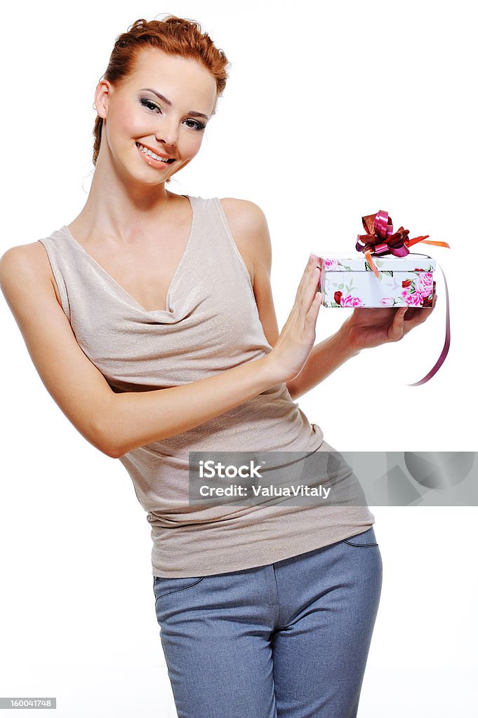 Feliz mulher segurando a caixa de presente pequena - Royalty-free Adulto Foto de stock