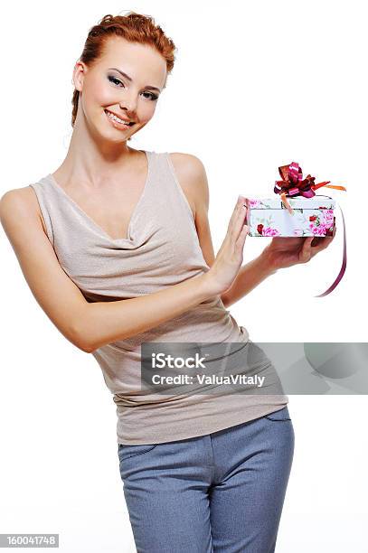 Счастливая Женщина Держа Маленький Подарок Коробки — стоковые фотографии и другие картинки Вертикальный