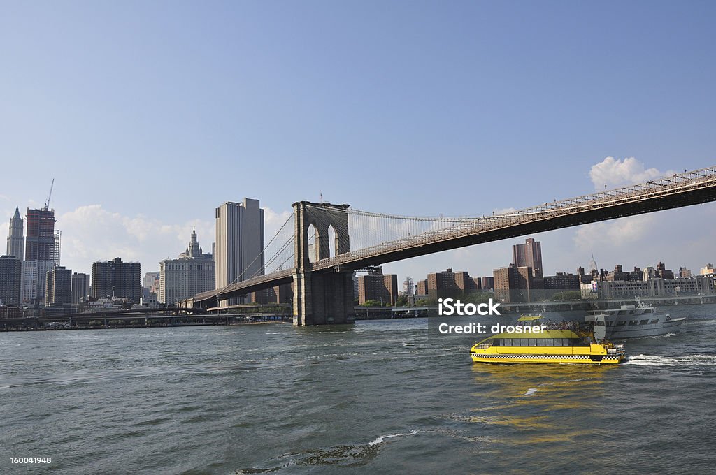 Brooklyn Bridge mit dem Wassertaxi - Lizenzfrei Brooklyn - New York Stock-Foto