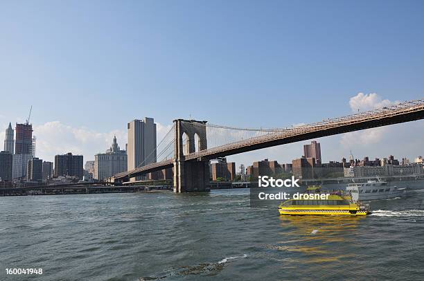 Brooklyn Bridge Mit Dem Wassertaxi Stockfoto und mehr Bilder von Brooklyn - New York - Brooklyn - New York, Schiffstaxi, Ableitungskanal