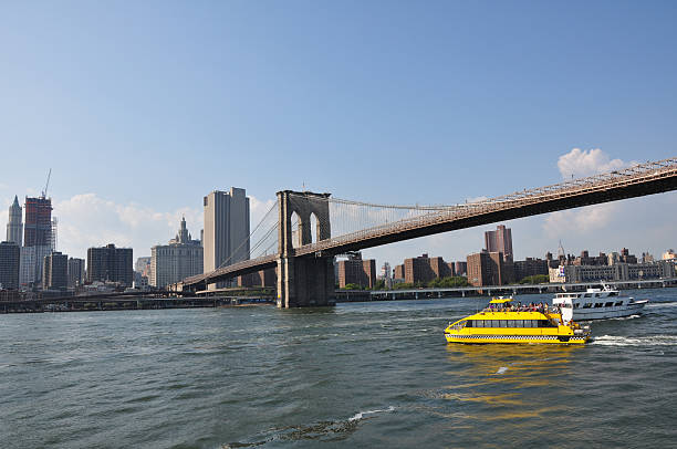 Ponte di Brooklyn Taxi d'acqua - foto stock