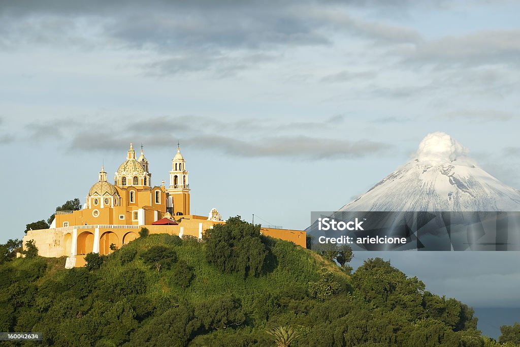 Montagne Popocatepetl-FUMEUR - Photo de État de Puebla libre de droits